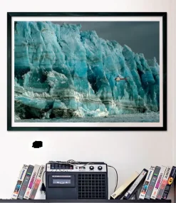 Puzzle National Geographic: um helicóptero examina a face da geleira Hubbard